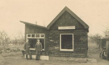 Holterweg 63, G.J.Rouwendal schoenmaker aan de Holterweg, links Henk Horstman en rechts J.Klinkien.