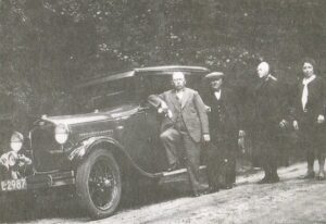 De kalkovens Jac. Trip met zijn grote Ford samen de familie Klosters