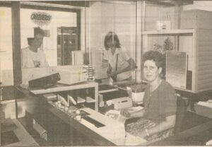 Lenie van Baak, een bekend gezicht van het agentschap aan de Stationsweg, in juli 1989 beheert ze als eerste winkel op de Flora het kantoor in de Bruna winkel