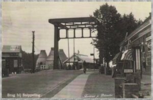 Links de kiosk van Uithoven, tegenover bakkerij Bloemendal Snippeling
