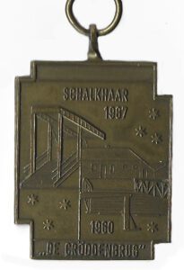 Lustrummedaille Croddenbrugtocht met de vlotbrug en de hefbrug
