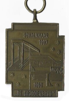 Lustrummedaille Croddenbrugtocht met de vlotbrug en de hefbrug
