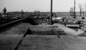 Oorlogsschade in Colmschate Moeizaam herstel van de vernielde spoorbrug Snippeling 1946