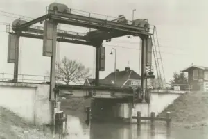 Spoorbrug op de Snippeling met boerderij van de fam.Wolters op de achtergrond