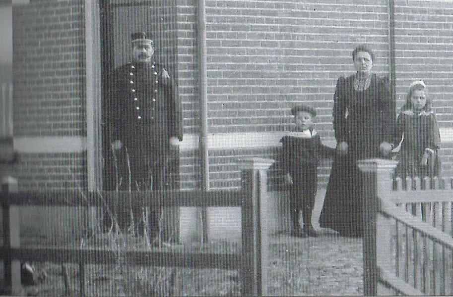 Van veldwachter tot politie veldwachterswoning omstreeks 1900 hoek oxersteeg holterweg