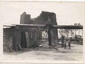 10 april 1945 - Hunnepermolen tijdens bevrijding Snippeling kapot geschoten door geallieerden. Op de foto Derk Veldwachter met Henk en Riek