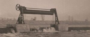 De stuw genaamd het vloat waar de Schipbeek overgaat in de Koerhuisbeek ca.1960