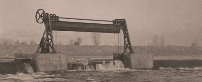 Het Verlaat De stuw genaamd het vloat waar de Schipbeek overgaat in de Koerhuisbeek ca.1960