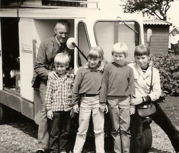 Melkboer Chris Bolink ter hoogte van de familie Dolleman aan de Holterweg. plm. 1966-67