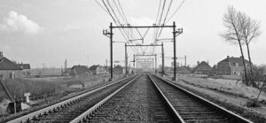 Overweg Holterweg Deventer-Zutphen 1956 met overwegwachter Broekhuis