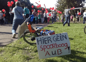 Protest tegen de spoorboog in Colmschate - foto De Stentor