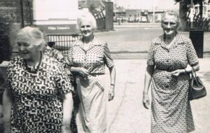 Reisje Senioren Soos Colmschate. vlnr. Mina Kloosterboer (Oerdijk), Toos Klein Swormink-Jeurnink en Mina Jansen-Leunk (Balkenbroek).
