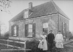 De schilder Maalderink en zijn vrouw met medewerker Willem Lenselink