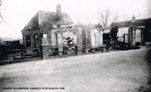 Cafe de Kroon naast bakkerij Bloemendal vernield in de oorlog 1945