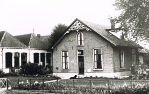 Het oude politiebureau aan Holterweg 98, links nog de oude school
