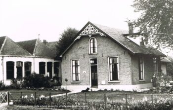 Het oude politiebureau aan Holterweg 98, links nog de oude school