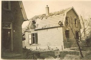 Huis in puin aan de Stationsweg 41 Colmschate 1945