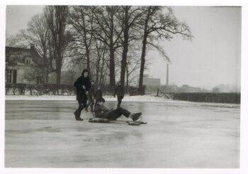 Schaatsen nabij de Pastorie, nu het Medisch Centrum De Kuip en het Evenemententerrein in Colmschate
