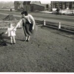 Annie Brinkman met dochter Carien aan de Holterweg Annie Brinkman met dochter Carien aan de Holterweg