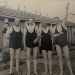 Badpakmode voor heren begin jaren vijftig, in het Schipbeekbad Badpakmode voor heren begin jaren vijftig, in het Schipbeekbad