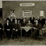Commissie ter gelegenheid van het 100-jarig bestaan van de Openbare School te Colmschate in augustus 1930 Commissie ter gelegenheid van het 100-jarig bestaan van de Openbare School te Colmschate in augustus 1930