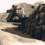 De voorraad kolen van de firma Koning aan het Overijssels kanaal De voorraad kolen van de firma Koning aan het Overijssels kanaal