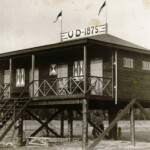 Het clubhuis van UD op palen op de Ossenweerd Het clubhuis van UD op palen op de Ossenweerd