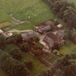 Grote schuur links achter de boerderij is de basis van Garage Wolters Grote schuur links achter de boerderij is de basis van Garage Wolters