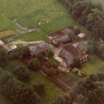 Grote schuur links achter de boerderij is de basis van Garage Wolters Grote schuur links achter de boerderij is de basis van Garage Wolters