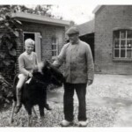 Hendrik Brinkman met zijn Pony bij de smederij aan de Holterweg Hendrik Brinkman met zijn Pony bij de smederij aan de Holterweg