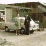Hendrik Koning van de brandstoffenhandel aan de Colmschaterstraatweg met zijn vrouw bij hun Fiatje 850