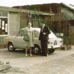 Hendrik Koning van de brandstoffenhandel aan de Colmschaterstraatweg met zijn vrouw bij hun Fiatje 850 Hendrik Koning van de brandstoffenhandel aan de Colmschaterstraatweg met zijn vrouw bij hun Fiatje 850