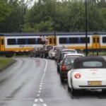 Files voor de spoorwegovergang, reden voor een spoortunnel Files voor de spoorwegovergang, reden voor een spoortunnel