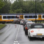 Files voor de spoorwegovergang, reden voor een spoortunnel Files voor de spoorwegovergang, reden voor een spoortunnel