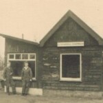 Holterweg 63, G.J.Rouwendal schoenmaker aan de Holterweg, links Henk Horstman en rechts J.Klinkien. Holterweg 63, G.J.Rouwendal schoenmaker aan de Holterweg, links Henk Horstman en rechts J.Klinkien.