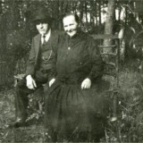 Johannes Klein Haneveld met Berendina Lensink.Haneveld klompenfabriek op de Snippeling met de naam Klein Haneveld en Smits