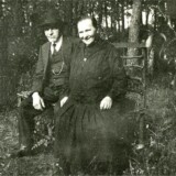 Johannes Klein Haneveld met Berendina Lensink.Haneveld klompenfabriek op de Snippeling met de naam Klein Haneveld en Smits Johannes Klein Haneveld met Berendina Lensink.Haneveld klompenfabriek op de Snippeling met de naam Klein Haneveld en Smits