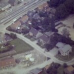 Luchtfoto met rechts de Prinses Margrietschool wat nu het Veldpaperplein is. Bovenin in het wit garage de Roos