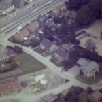 Luchtfoto met rechts de Prinses Margrietschool wat nu het Veldpaperplein is. Bovenin in het wit garage de Roos Luchtfoto met rechts de Prinses Margrietschool wat nu het Veldpaperplein is. Bovenin in het wit garage de Roos