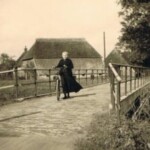 Mevrouw Cellarius op de Swormertorenbrug richting Oxe in 1936 mevr. cellarius op de swormertorenbrug richting oxe in 1936