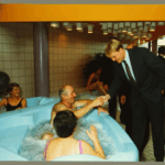 Opening De Scheg. Prins Willem-Alexander geeft een aantal badgasten de hand Opening De Scheg. Prins Willem Alexander geeft een aantal badgasten de hand