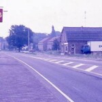 Rechts Enkabé kruidenier S.J. Rouwendal, links de Shell benzine pompen van Brinkman aan de Holterweg Rechts Enkabé kruidenier S.J. Rouwendal, links de Shell benzine pompen van Brinkman aan de Holterweg