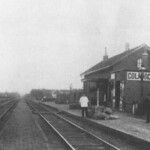 Op de foto staan stationschef Gijsbertus Middelma (rechts) en zijn assistent Van der Vlucht. Op de foto staan stationschef Gijsbertus Middelma (rechts) en zijn assistent Van der Vlucht.