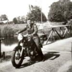 Theo Hagen van het Café bij de Cröddenbrug, op de achtergrond de Oerdijk