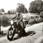Theo Hagen van het Café bij de Cröddenbrug, op de achtergrond de Oerdijk Theo Hagen van het Café bij de Cröddenbrug, op de achtergrond de Oerdijk