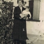 Toos Horstman met dochter Mineke, aan de Stationsweg de Kongo Toos Horstman met dochter Mineke, aan de Stationsweg de Kongo