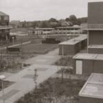 Tussen de huizen staat supermarkt 4=6 op de plek waar nu het Titus Brandsmahuis staat Colmschate