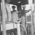 Willem Kroeze met zijn zoons Johan en Sjaak tijdens een demonstratie van oude ambachten Willem Kroeze met zijn zoons Johan en Sjaak tijdens een demonstratie van oude ambachten