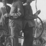 Willem Kroeze met zijn zoons Johan en Sjaak tijdens een demonstratie van oude ambachten Willem Kroeze met zijn zoons Johan en Sjaak tijdens een demonstratie van oude ambachten