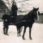 winter 1942 Willemien Cellarius en Willem Littink brengen brood weg winter 1942 willemien cellarius en willem littink brengen brood weg